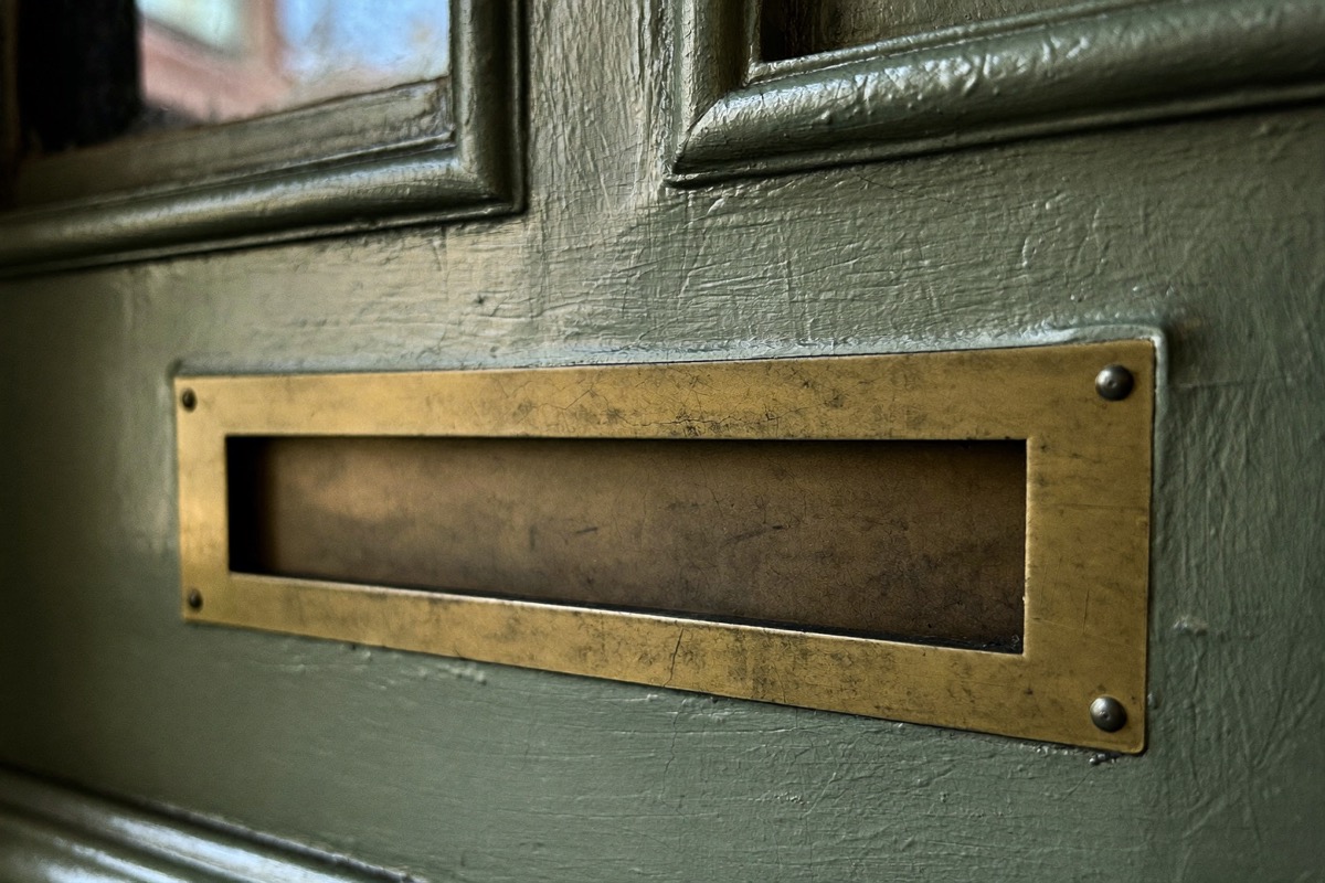A door peephole, the appeal and the limit of seeing who looked at you