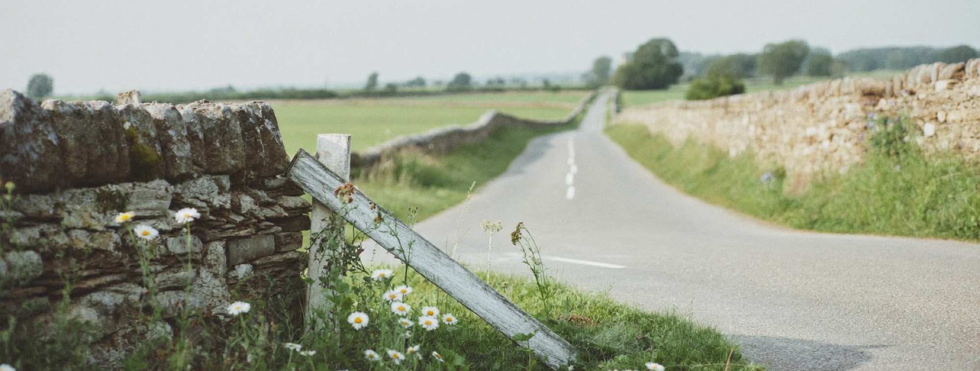 A crossroads with a blank signpost, the moment rapid decision making is for